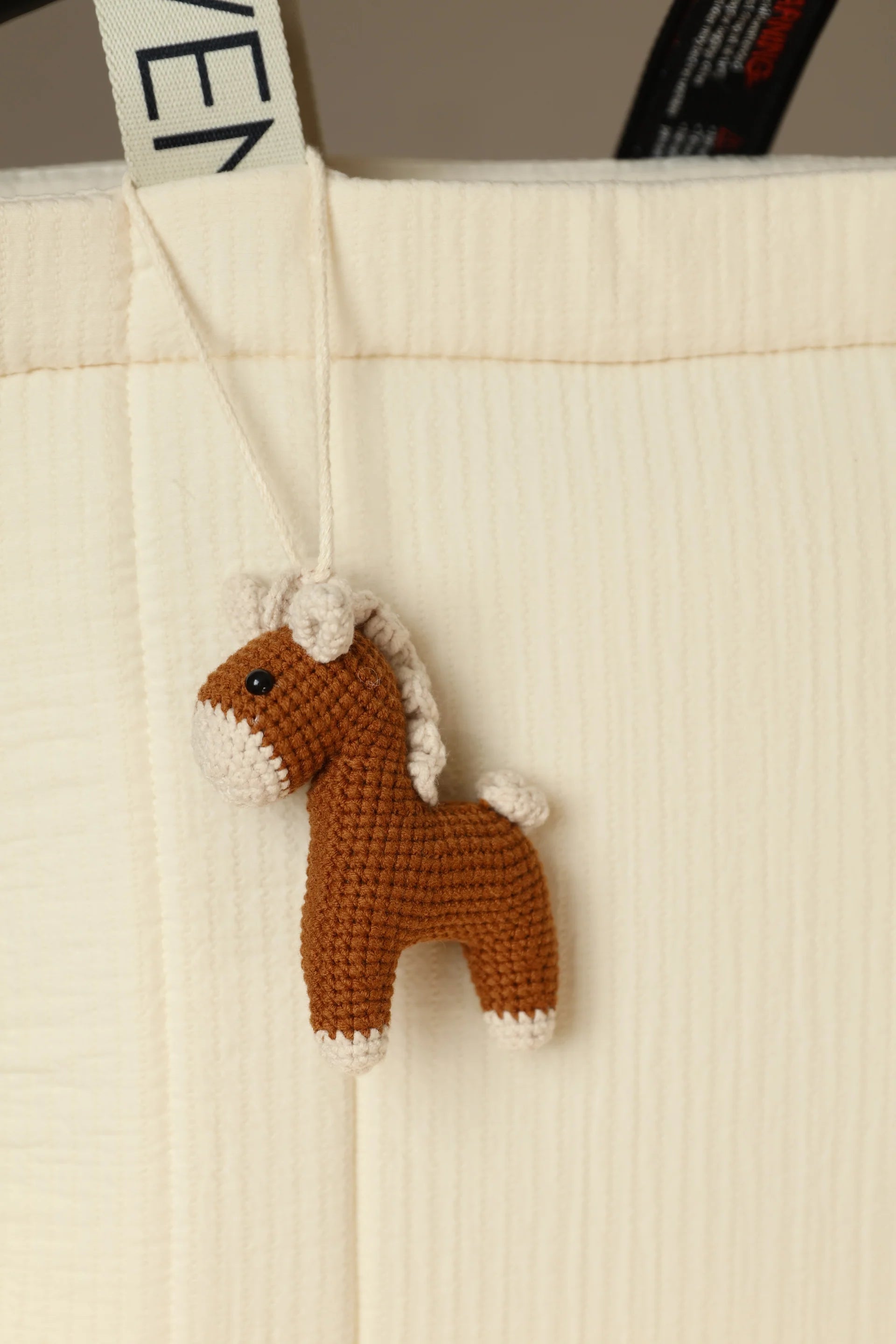 Charm caballito marrón