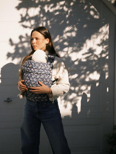 PREORDER - Portabebé “Apron Flower” Mömo X Elevenmia